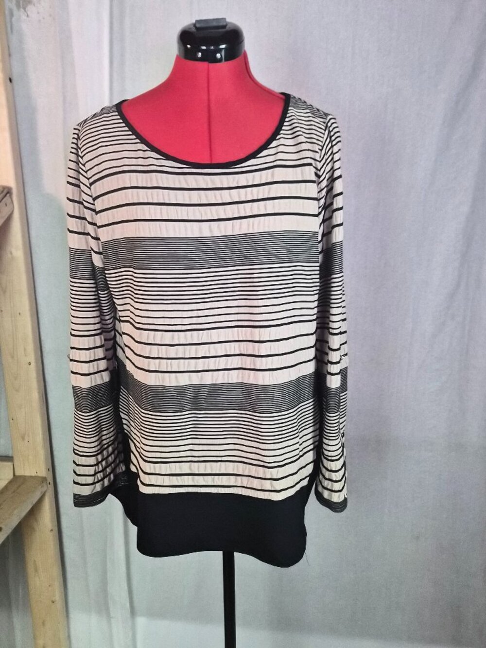 Dana Buchman Women's Top Size L Long Sleeve Striped Beige Black Office G037